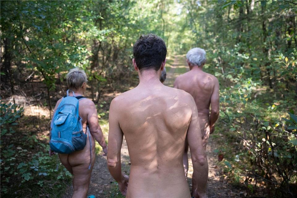 Erster FKK-Wanderweg in MV: „Eine Art Trendsportart“ Der Rundweg ist etwa drei Kilometer lang.Philip Dulian/dpa