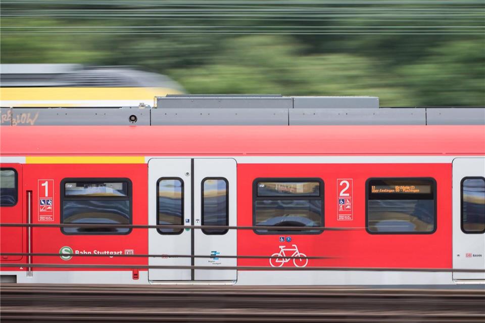 Der S-Bahn-Verkehr in Stuttgart war auf der Strecke für mehrere Stunden unterbrochen. (Symbolbild)Sebastian Gollnow/dpa