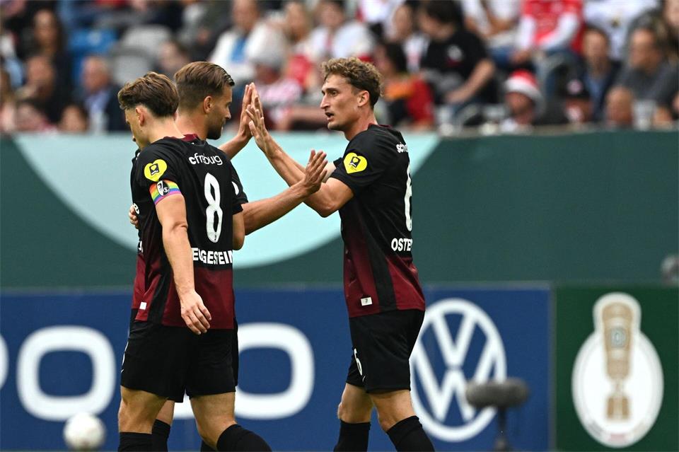 Der SC Freiburg jubelt über das Tor zum 1:0. Federico Gambarini/dpa