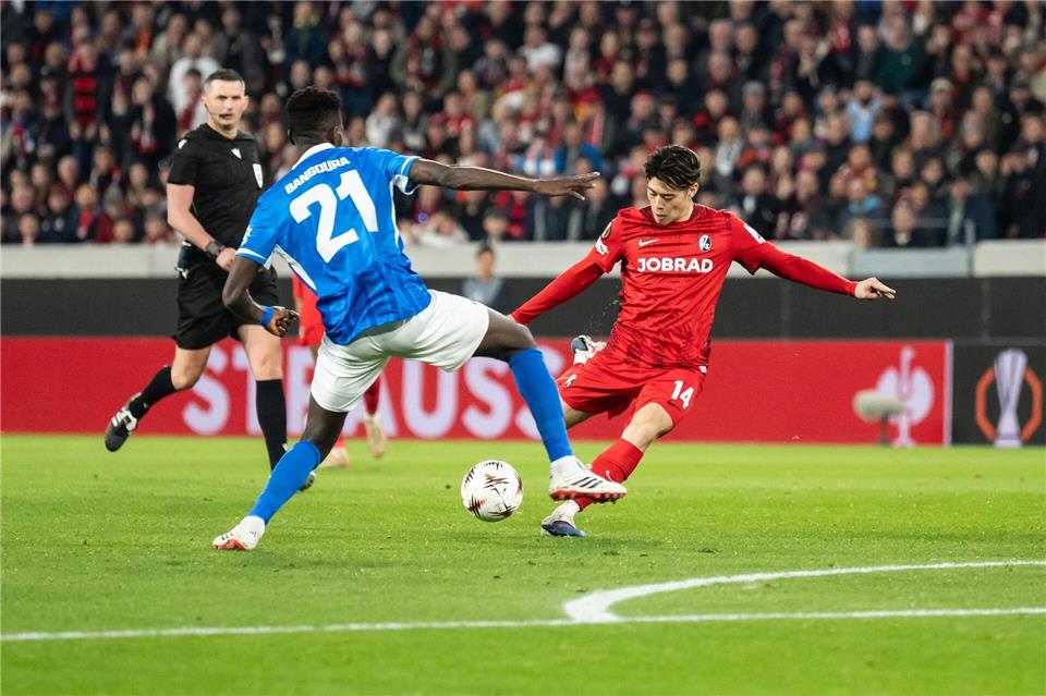 Der SC Freiburg machte Mitte der ersten Halbzeit viel Druck - wie hier Suzuki (r).Silas Stein/dpa