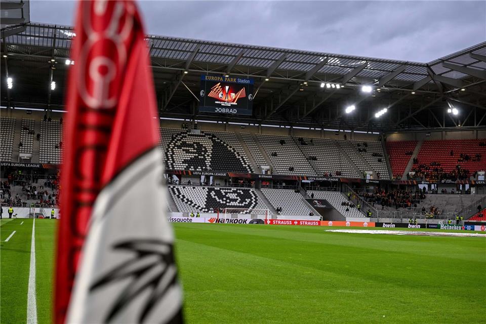 Der SC Freiburg wird auch im heimischen Europa-Park-Stadion künftig mit dem Namen Lexware auf der Brust spielen.Harry Langer/dpa