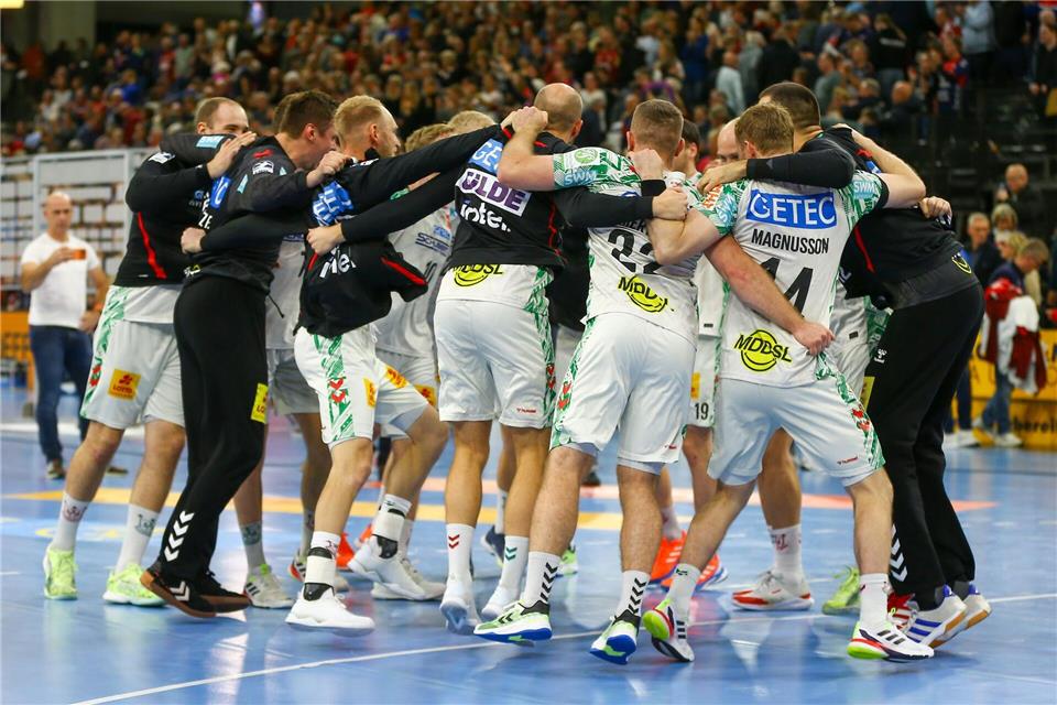 Der SC Magdeburg bejubelt den Sieg in Flensburg und den Sprung an die Tabellenspitze. Michael Hundt/dpa