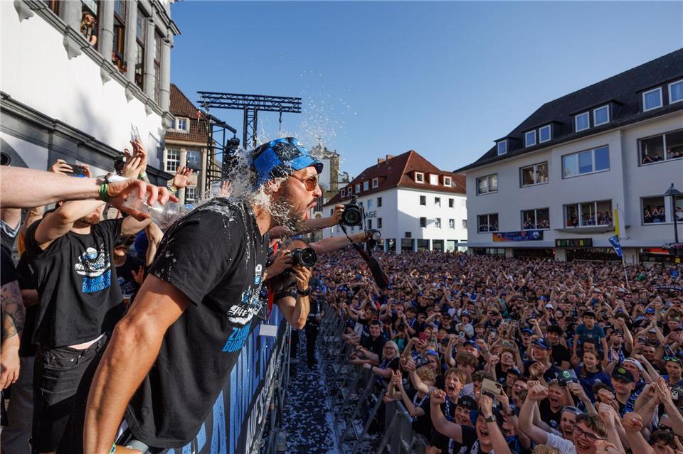 Der SC Paderborn feiert auch am Tag nach dem Aufstieg ausgelassen.Friso Gentsch/dpa