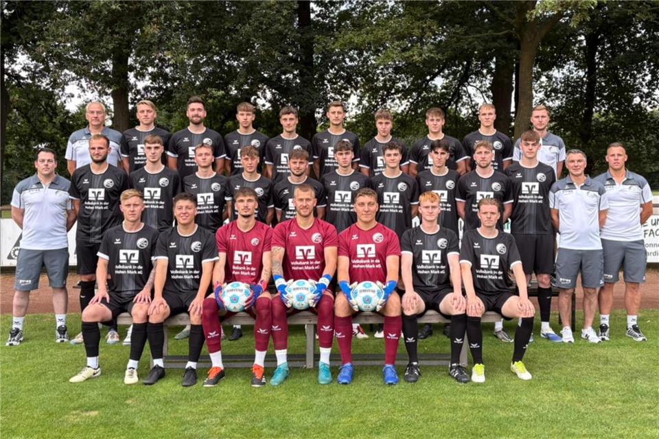 Der SC Reken (oben von links): Trainer Thomas Zielaskowski, Felix Ewering, Michel Oing, Carlos Schmidt, Bastian Ebber, Luca Knüver, Lukas Schlottbohm, Conner Korte, Bennet Versmold, Betreuer Jan Knüver. Mitte von links: Co-Trainer Kay Kloster, Jonas Heiming, Noah Josefowicz, Leonard Stuke, Nico Merhofe, Zinedin Sekic, Mika Löbbing, Luca Fasselt, Tom Klinkhammer, Moritz Ewering, Noah Schlottbohm, sportliche Leitung Asmir Sekic sowie Jan Pels. Unten von links: Raphael Niehoff, Max Gorczyza, Phil Soggeberg, Maik Ewering, Ben Thomas, Julius Nieters, Lukas Staniek. Es fehlen: Emre Köksal, Kudret Kanoglu, Max Simon, Leonardo Lima-Hesse, Betreuer Nils Ewering sowie Torwart-Trainer Tobias Ladermann.
