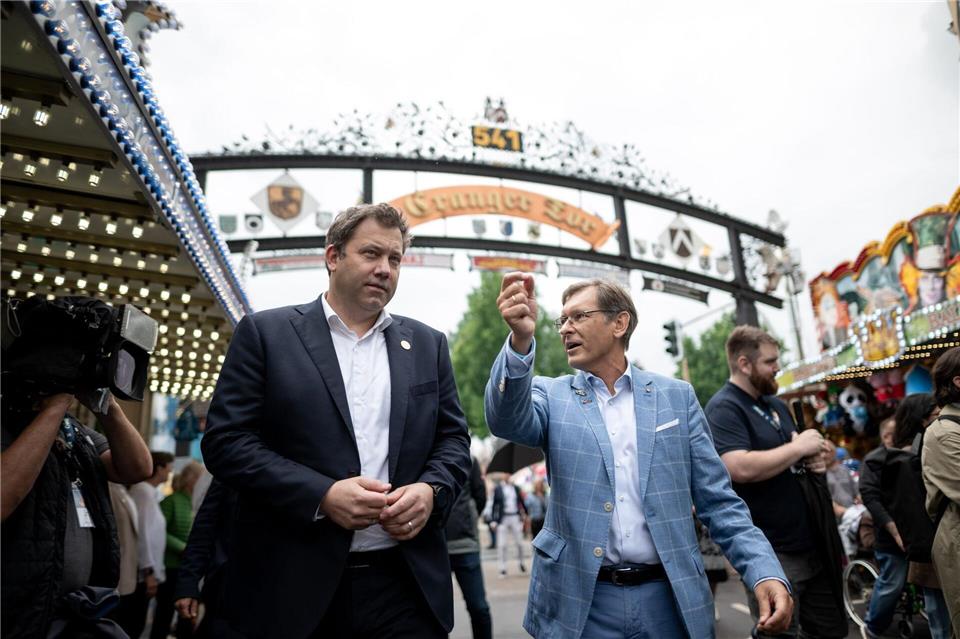 Der SPD-Chef macht mit Oberbürgermeister Frank Dudda (r.) einen Gang über das Festgelände.  Fabian Strauch/dpa