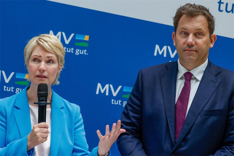 Der SPD-Chef (r.) lobt die Ministerpräsidentin: Alle froh in der SPD. (Archivbild)Carsten Koall/dpa