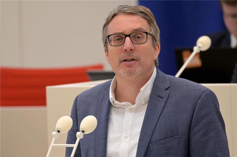 SPD-Fraktion kündigt Bürokratie-Entlastung für Lehrkräfte an Der SPD-Fraktionsvorsitzende Björn Lüttmann kündigte nach einer Klausurtagung seiner Fraktion ein Konzept für Bürokratieabbau zur Entlastung von Lehrkräften an. (Archivbild)Michael Bahlo/dpa
