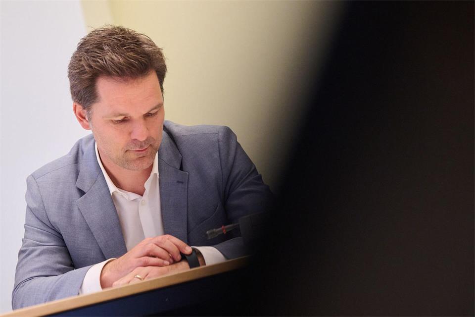 Der SPD-Landesvorsitzende und Spitzenkandidat bei der Abgeordnetenhauswahl Steffen Krach ist auch der neue Fraktionsvorsitzende. Sebastian Christoph Gollnow/dpa