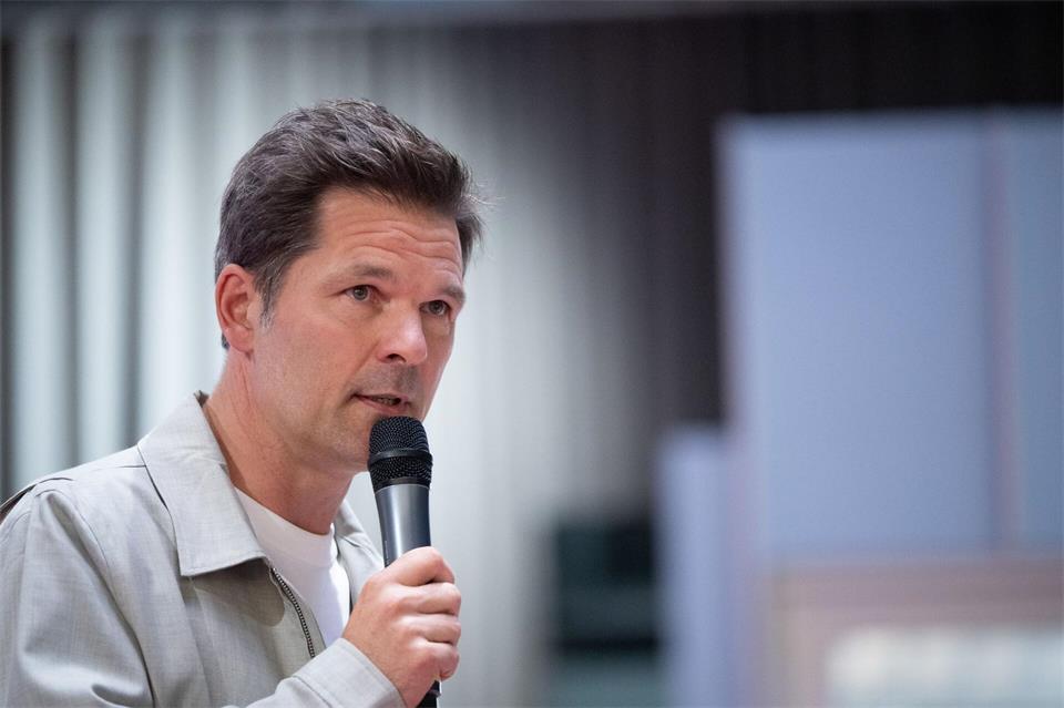 Der SPD-Politiker Steffen Krach will Regierender Bürgermeister von Berlin werden. In den Umfragen liegt seine Partei auf dem fünften Platz. (Archivbild)Sebastian Christoph Gollnow/dpa