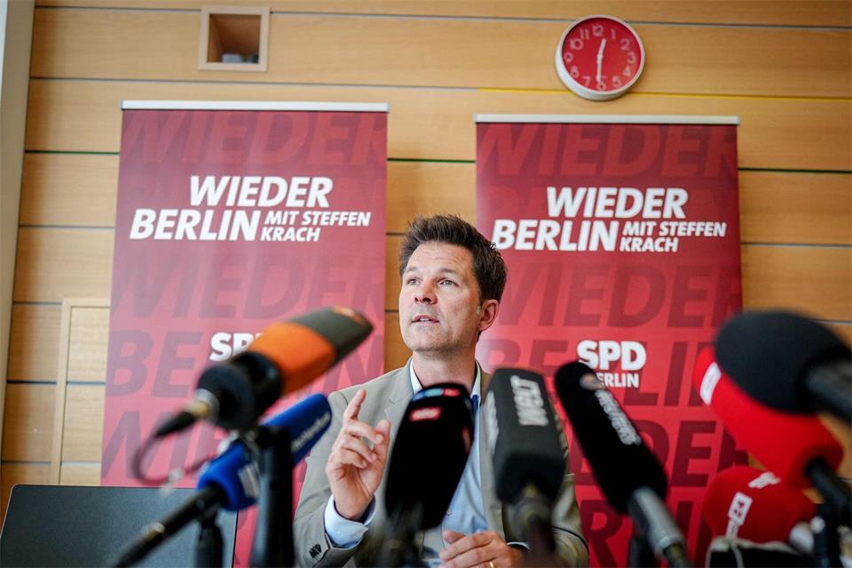 Der SPD-Spitzenkandidat für die Wahl zum Berliner Abgeordnetenhaus, Steffen Krach, steht wegen Ermittlungen gegen ihn unter Druck.  Kay Nietfeld/dpa