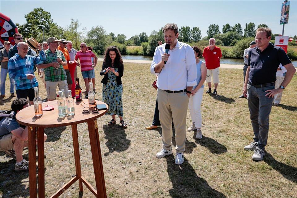 Der SPD-Vorsitzende Lars Klingbeil spricht beim Sommerfest der SPD Verden.Focke Strangmann/dpa