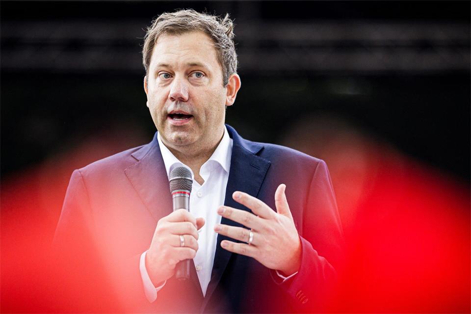 Der SPD-Vorsitzende Lars Klingbeil verwahrt sich scharf gegen Angriffe aus der Union auf seine Co-Parteichefin Bärbel Bas.Moritz Frankenberg/dpa