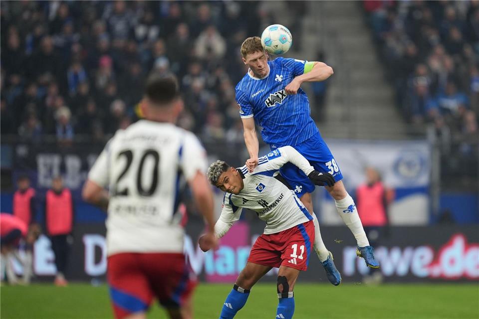 Der SV Darmstadt 98 um Clemens Riedel blieb in Hamburg im achten Liga-Spiel in Serie ungeschlagen.Marcus Brandt/dpa