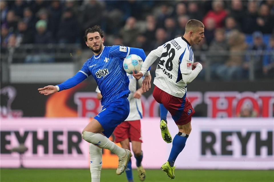 Der SV Darmstadt 98 um Fraser Hornby (l) belohnte sich beim Hamburger SV für eine gute Leistung.Marcus Brandt/dpa