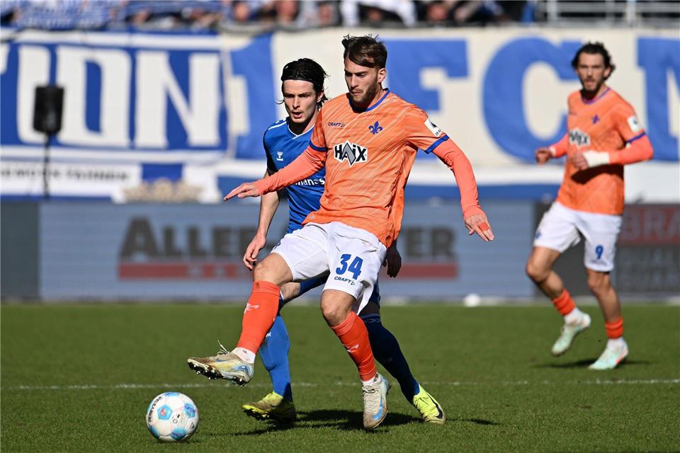 Der SV Darmstadt 98 um Killian Corredor (r) verlor gegen den 1. FC Magdeburg trotz Führung.Swen Pförtner/dpa