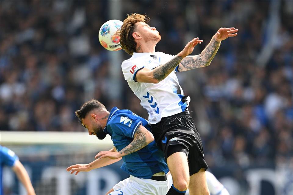 Der SV Darmstadt 98 um Marco Richter (l) und der SC Paderborn um Calvin Brackelmann lieferten sich ein umkämpftes Duell.Florian Wiegand/dpa