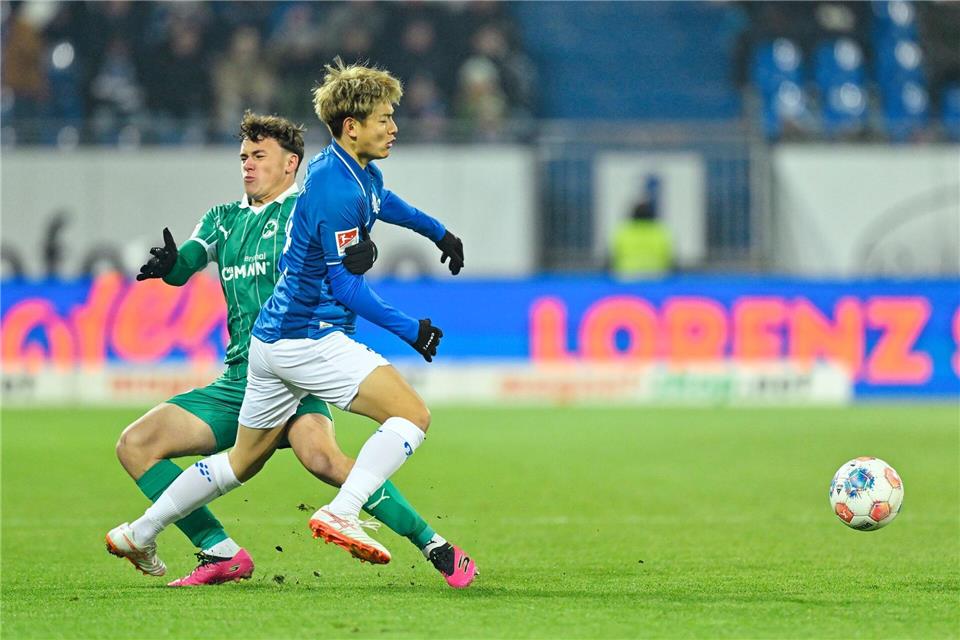 Der SV Darmstadt 98 um Yosuke Furukawa (v) und die SpVgg Greuther Fürth um Lukas Reich lieferten sich einen wilden Schlagabtausch.Uwe Anspach/dpa