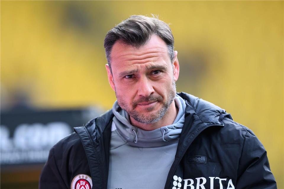 Der SV Wehen Wiesbaden mit Trainer Nils Döring geht als krasser Außenseiter in das Pokal-Spiel gegen den FC Bayern München. (Archivbild)Robert Michael/dpa
