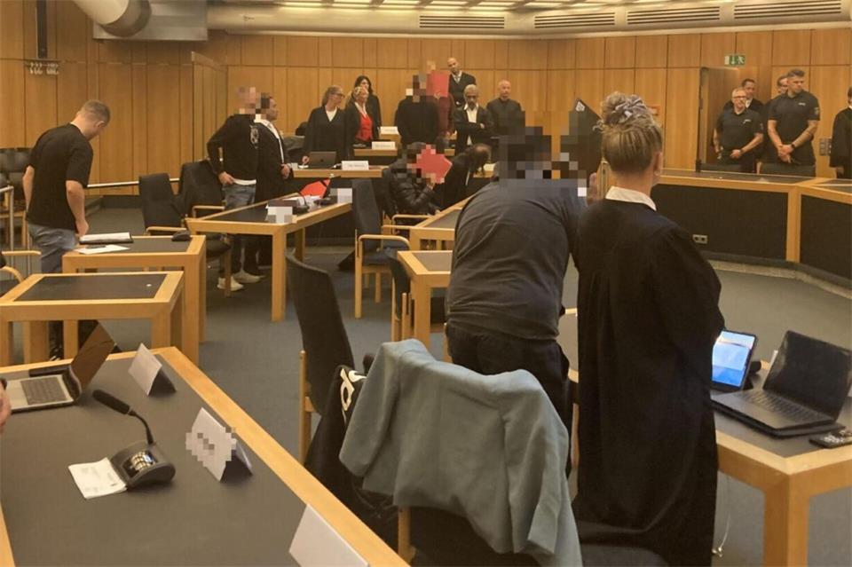 Der Saal 23A im Landgericht Münster war beim Prozessauftakt am Donnerstag, 1. Oktober, gut gefüllt, denn gleich sieben Bocholter sitzen auf der Anklagebank. Alle werden von zwei Anwälten verteidigt.
