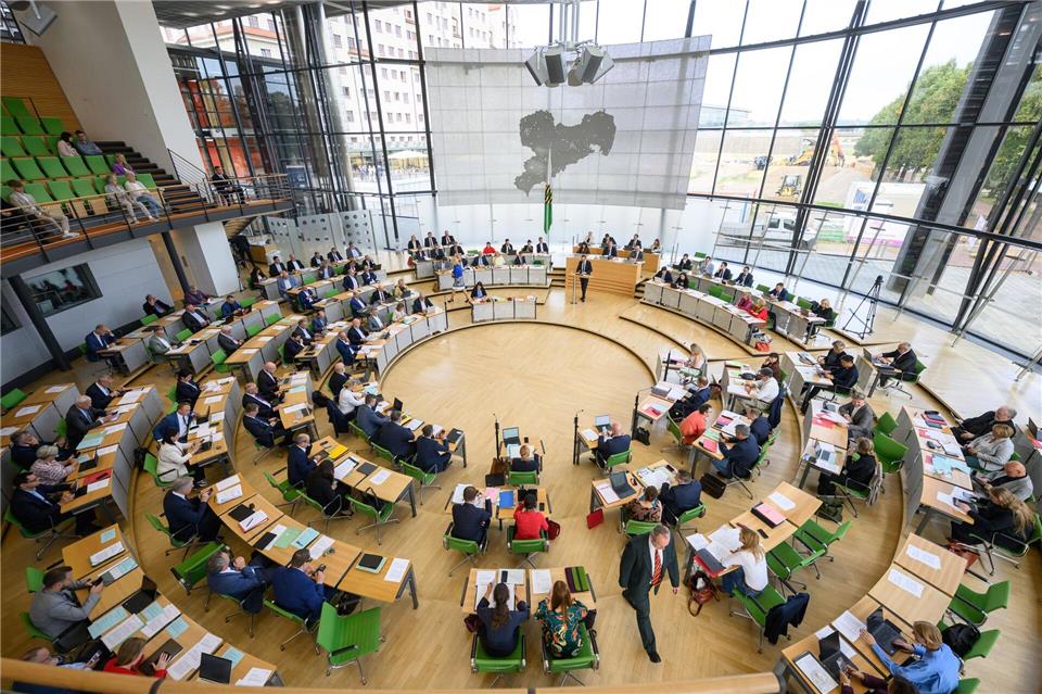 Sächsischer Landtag stimmt über Rundfunk-Reformen ab  Der Sächsische Landtag will am Mittwoch unter anderem über den Reformstaatsvertrag zum Rundfunk abstimmen. (Archivbild)Robert Michael/dpa