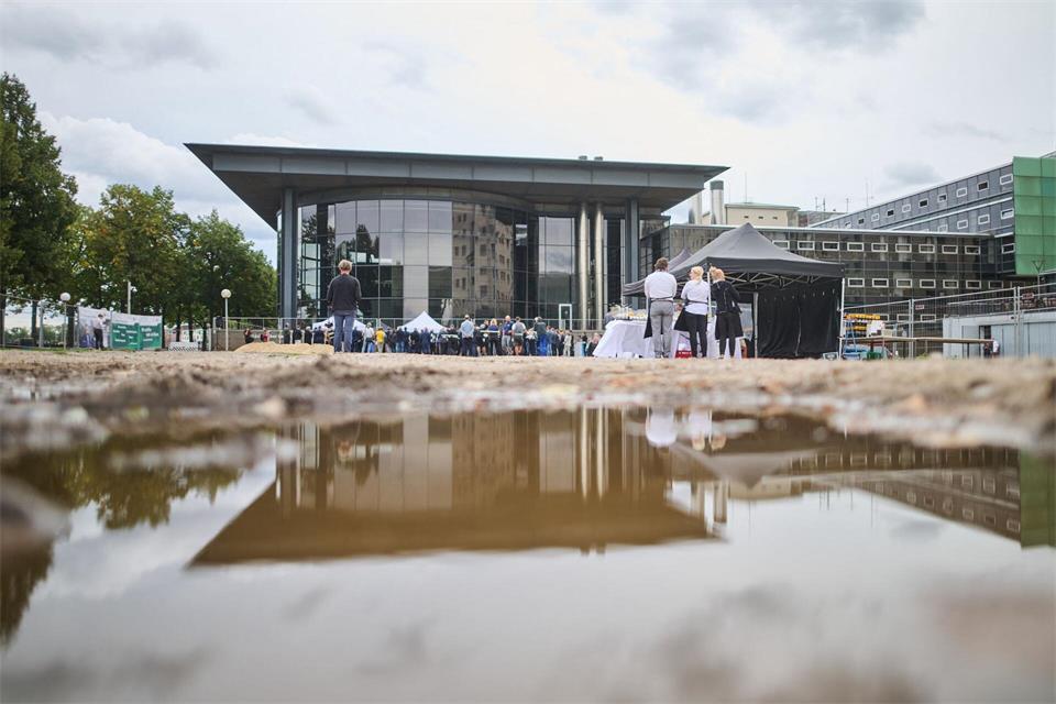 Der Sächsische Landtag wird in den kommenden zehn Jahren zu einer Baustelle für die Sanierung und Erweiterung des Parlamentsgebäudes. Robert Michael/dpa