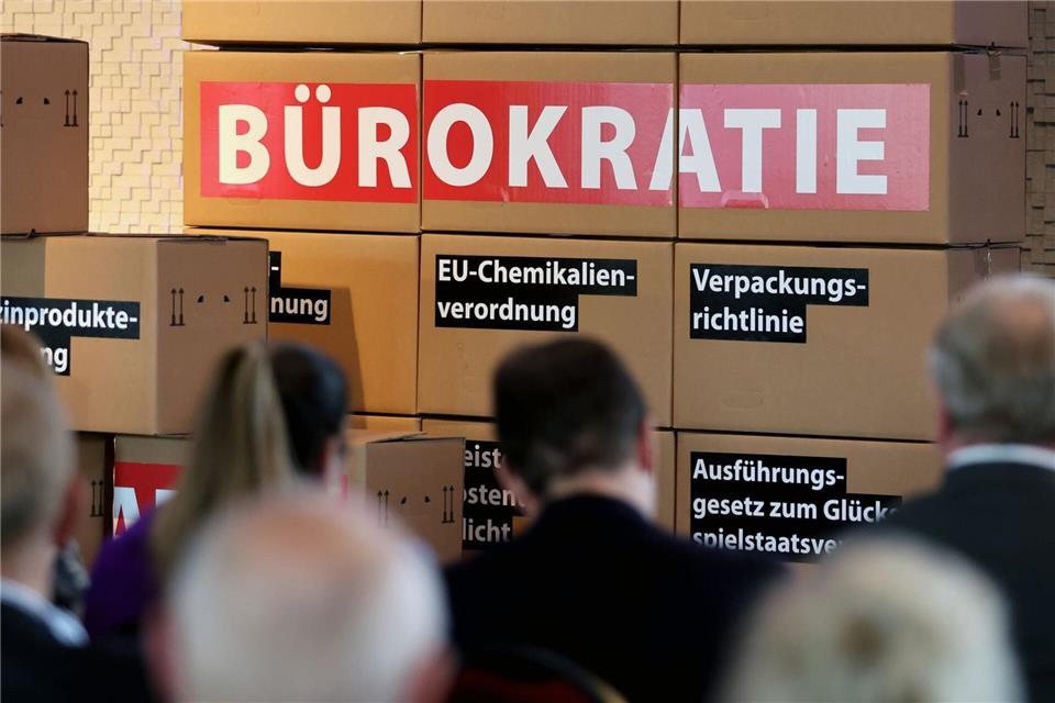 Der Sächsische Normenkontrollrat sieht Fortschritte beim Bürokratieabbau (Symbolbild). Bernd Wüstneck/dpa