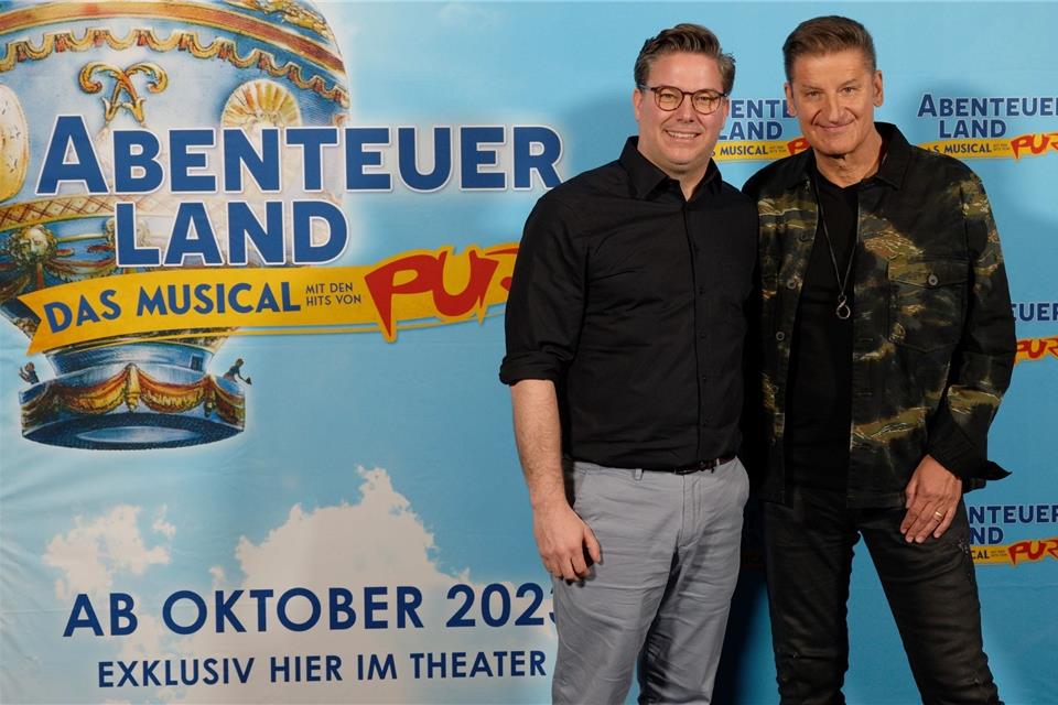 Der Sänger Hartmut Engler (r) von der Band Pur  und Producer Martin Flohr bei der Vorstellung des Musical „Abendteuerland - Musical mit Hits von Pur“.