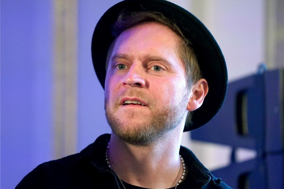 Der Sänger Johannes Oerding sitzt während der Gold-Auszeichnung für das Album „Udopium“ von Sänger und Musiker Udo Lindenberg im Brahms-Foyer in der Laeiszhalle.