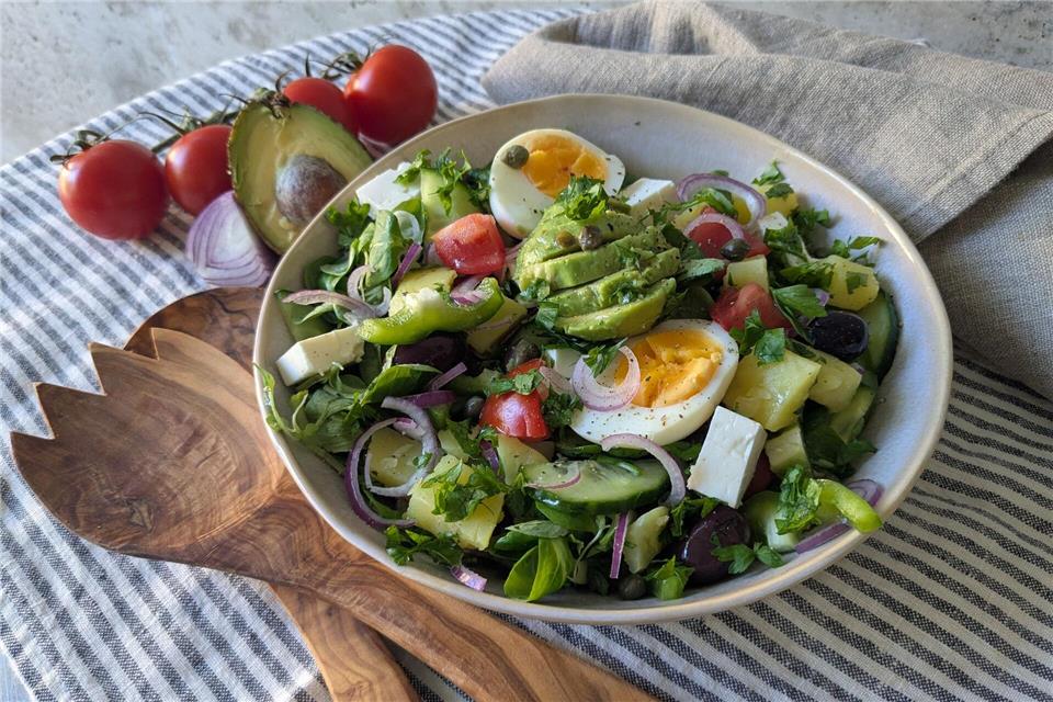 Der Saft einer ganzen Zitrone verpasst dem kretischen Salat mit Kartoffeln viel Frische, Feta-Würfel und Kapern sorgen für Würze. Doreen Hassek/hauptstadtkueche.blogspot.com/dpa-tmn