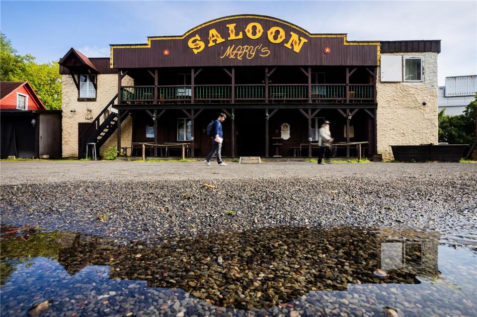 Der Saloon in der Westernstadt Old Texas Town in Spandau. (Archivbild)Christoph Soeder/dpa