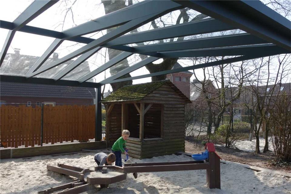 Der Sandspielplatz der Kita ist jetzt überdacht.