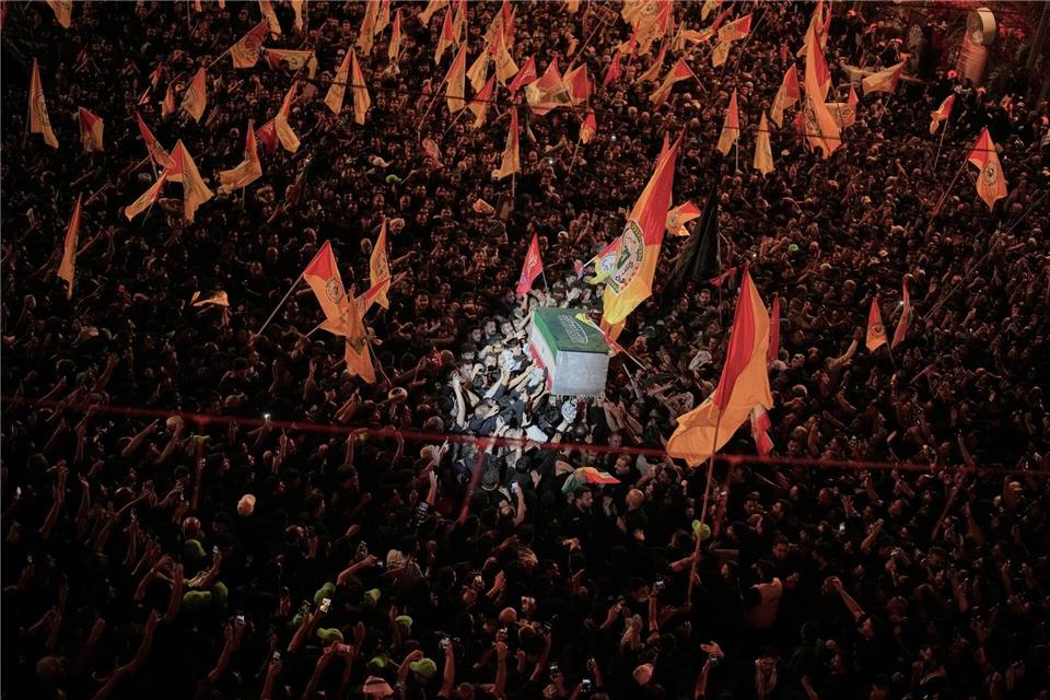 Der Sarg des verstorbenen iranischen Obersten Führers Ajatollah Ali Chamenei wird am frühen Donnerstag umgeben von Trauernden, vor dem Imam-Hussein-Schrein in Karbala im Irak getragen.Khalil Hamra/AP/dpa
