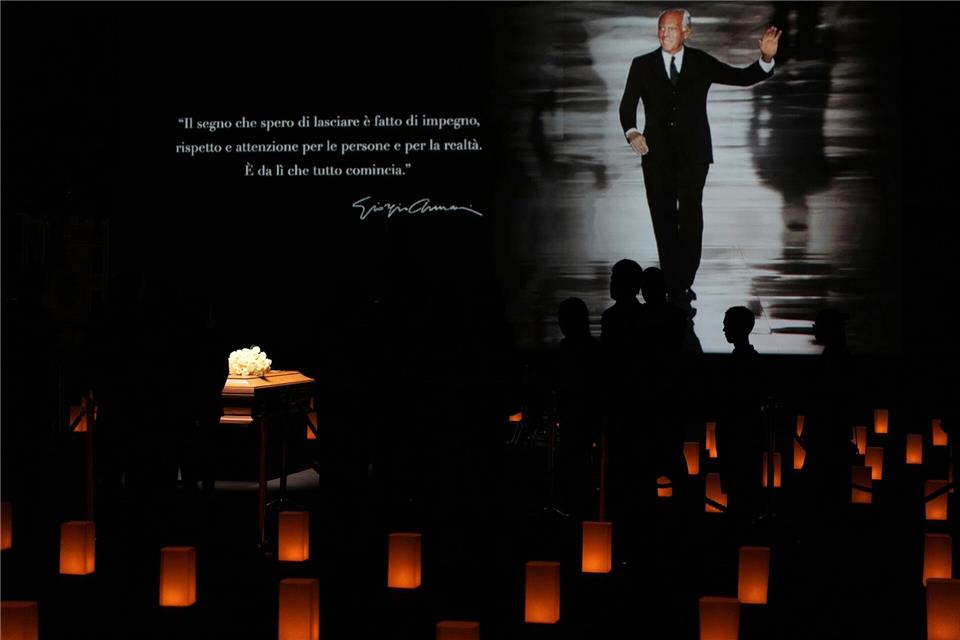 Der Sarg steht in dem Saal, in dem Giorgio Armani früher seine Modeschauen abnahm.Antonio Calanni/AP/dpa