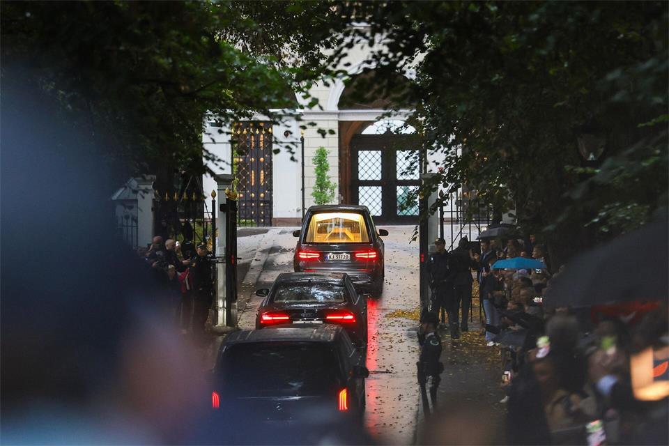 Der Sarg von König Harald V. kam am Freitagabend am Schloss in Oslo an. Thomas Andersen/NTB/AP/dpa