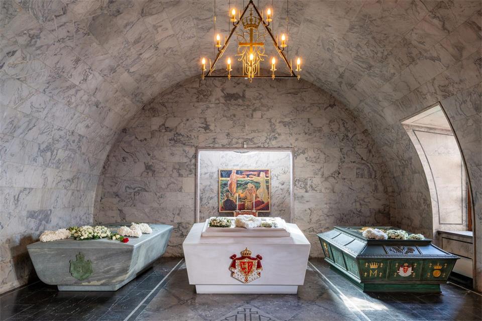 Der Sarkophag von König Harald V. (links) steht jetzt im königlichen Mausoleum neben den Sarkophagen seiner Eltern und Großeltern. (Handout)Øivind Möller Bakken/Det kongelige hoff/dpa