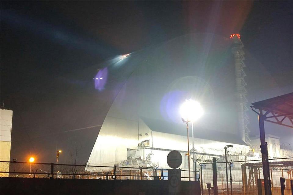 Der Sarkophag von Tschernobyl wurde im schon Februar durch eine Drohne beschädigt. (Archivbild)Uncredited/Ukrainian Emergency Service/dpa