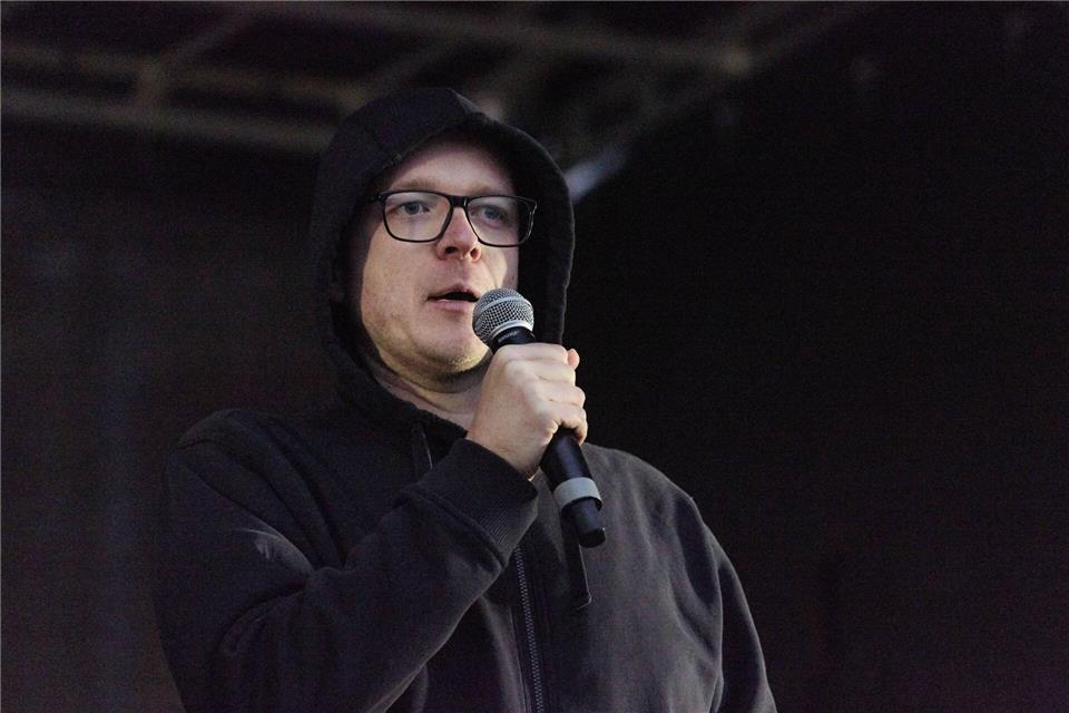 Der Satiriker, frühere EU-Abgeordnete und Organisator der Demonstration, Nico Semsrott, sprach von 5.700 Teilnehmerinnen und Teilnehmern.Georg Wendt/dpa