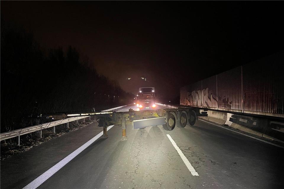 Der Sattelauflieger blockierte in der Dunkelheit alle Fahrspuren der Autobahn. (Foto: Polizei Bremen/dpa)-/Polizei Bremen/dpa