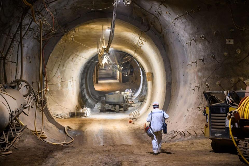 Der Schacht Konrad ist das erste genehmigte Atommüllendlager in Deutschland. Zu Beginn der 2030er Jahre soll die Einlagerung von bis zu 303.000 Kubikmetern schwach- und mittelradioaktiver Abfälle beginnen. (Archivbild)Julian Stratenschulte/dpa