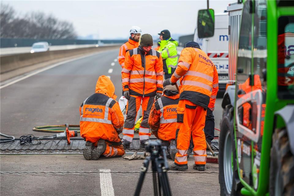 Der Schaden an der Brücke musste zwischen fester Fahrbahn und Brückenkörper behoben werden.Christoph Reichwein/dpa