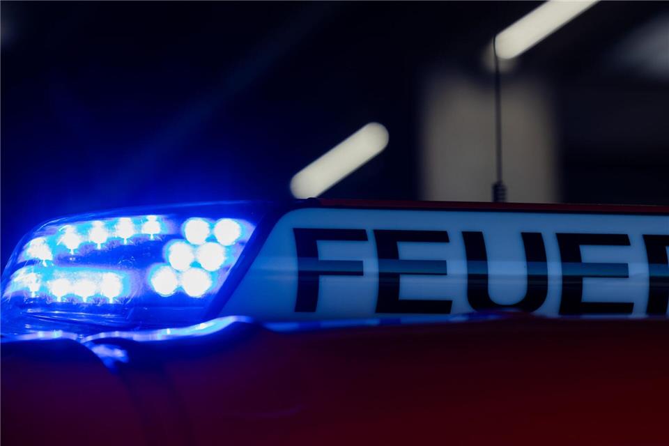 Der Schaden durch das nächtliche Feuer ist massiv. (Symbolbild)Rolf Vennenbernd/dpa