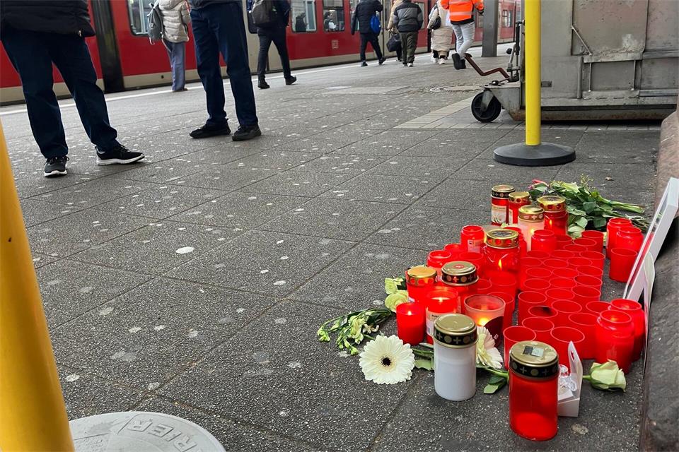 Der Schaffner war von einem Fahrgast bei Landstuhl tödlich verletzt worden. (Archivbild)Wolfgang Jung/dpa