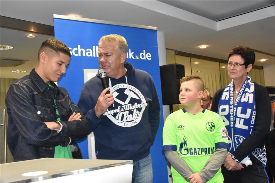 Schalkes Top-Scorer Amine Harit in Reken zu Gast Der Schalke-Profi Amine Harit, S04-Stadionsprecher Dirk Oberschulte-Beckmann, Gewinnspiel-Sieger Julian Anders und die Rekener VR-Bank-Geschäftsstellenleiterin Gisela Salzmann (von links).