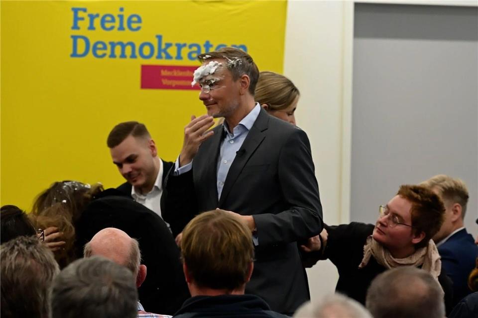 Der Schaum landete mitten in Lindners Gesicht.Stefan Sauer/dpa