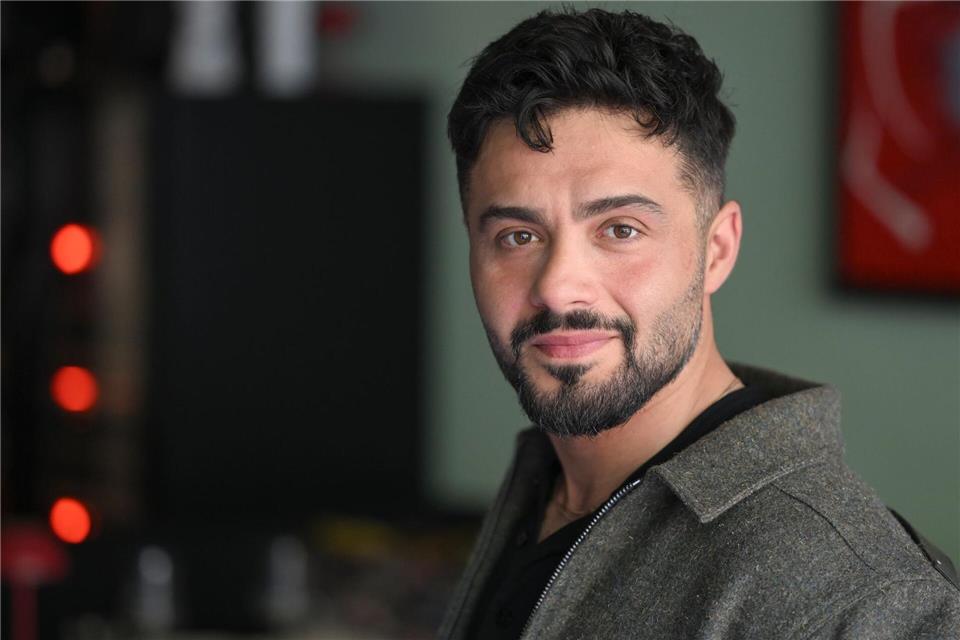 Der Schauspieler Aram Arami bei einem Fototermin mit der Deutschen Presse-Agentur in Berlin im April 2026.Jens Kalaene/dpa