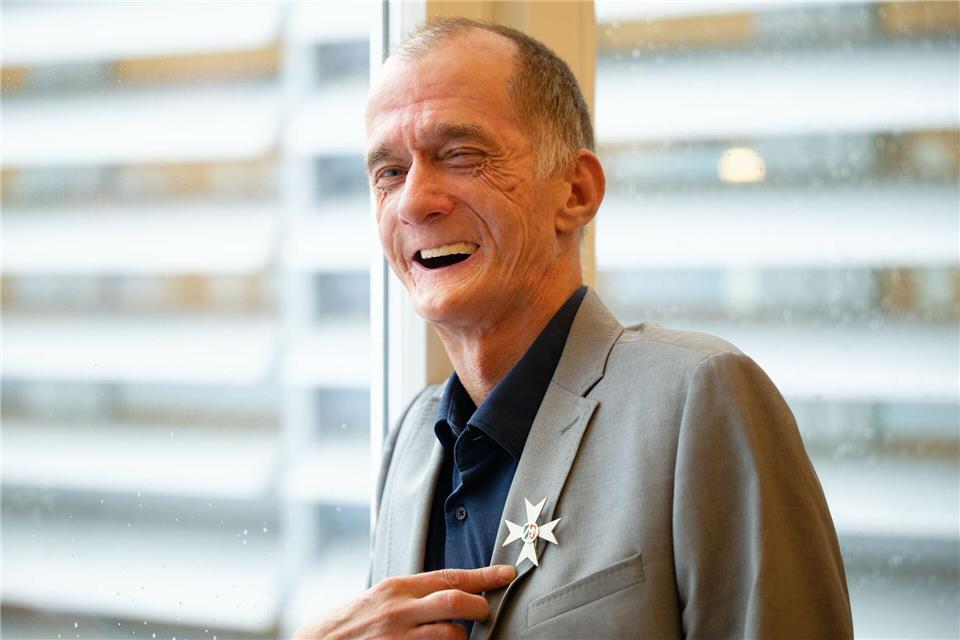 Der Schauspieler Georg Uecker freut sich über den Verdienstorden des Landes Nordrhein-Westfalen nach der Verleihung in der Staatskanzlei.Henning Kaiser/dpa