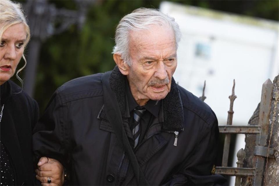 Der Schauspieler Horst Naumann und seine Frau Martina Linn-Naumann nehmen nehmen Abschied von der Schauspielerin Heide Keller. Foto: Rolf Vennenbernd/dpa