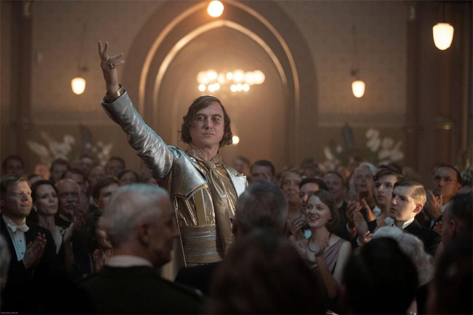 Der Schauspieler Lars Eidinger in einer Szene aus „Babylon Berlin“.Frédéric Batier/X-Filme/ARD/SKY/dpa