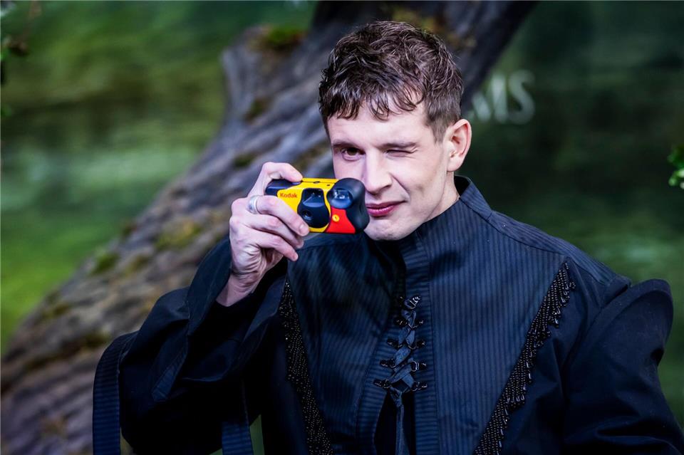 Der Schauspieler Shaun Thomas, der ebenfalls mitspielt, sprach von einer „surrealen Erfahrung“.Christoph Soeder/dpa