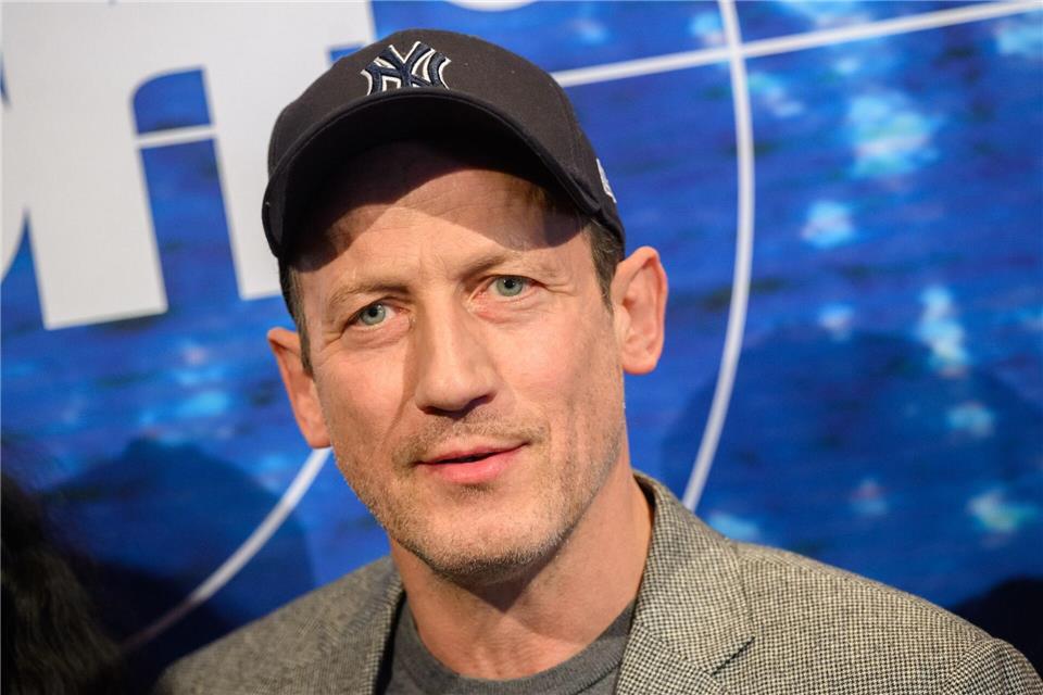 Der Schauspieler geht nun unter die Quizzer und zeigt, bei „Wer weiß denn sowas?“ wie schlau er ist. (Archivbild)Julian Stratenschulte/dpa